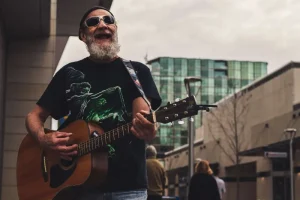 Gitaarles in Utrecht voor volwassenen een volwassen man speelt gitaar